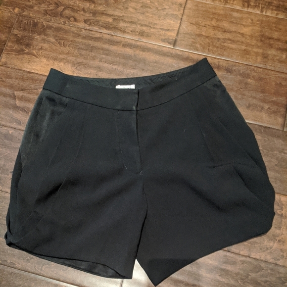 Wilfred Pleated HR shorts - Picture 2 of 9